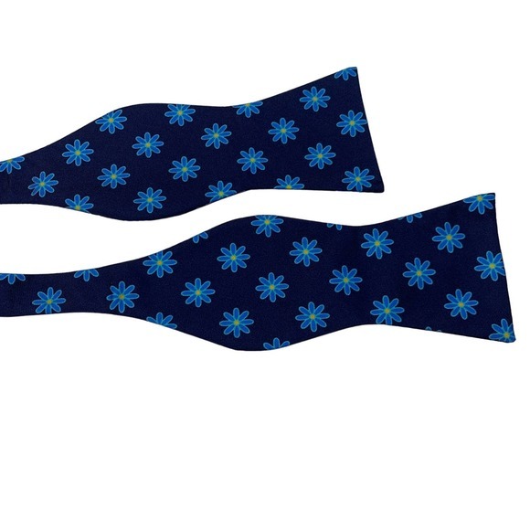 CREMIEUX Navy Blue Silk Daisy Floral‎ Print Bow Tie - NWT - Picture 1 of 4